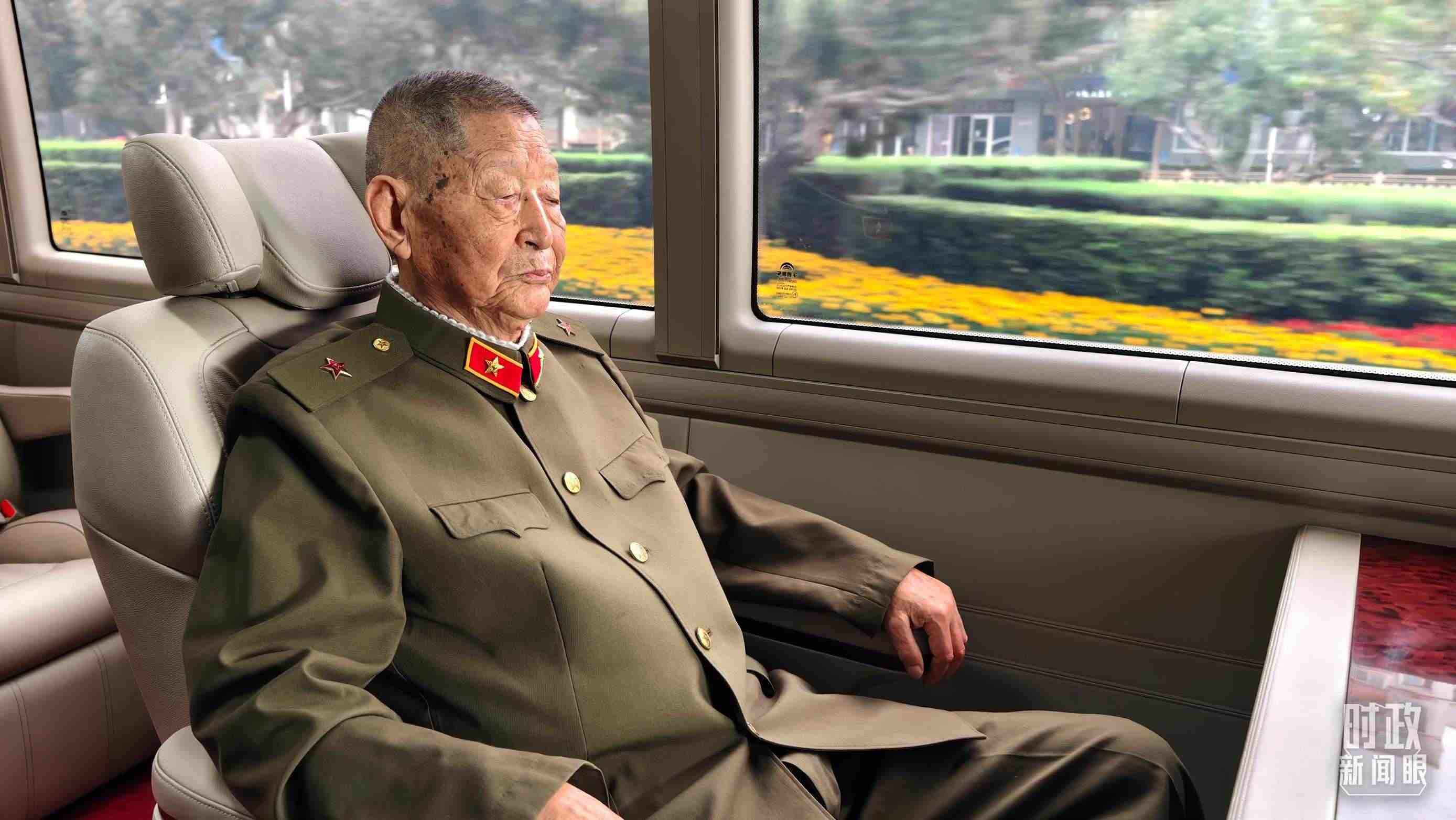 “共和國勛章”獲得者黃宗德乘坐禮賓車前往人民大會堂。（總臺央視記者胡瑋拍攝）