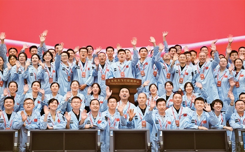 嫦娥六號完成了人類歷史上首次月球背面采樣，突破了多項關(guān)鍵技術(shù)，是我國建設(shè)航天強國、科技強國取得的又一標志性成果，是我國探月工程的重要里程碑。圖為2024年6月25日，嫦娥六號任務(wù)圓滿成功后，工作人員在北京航天飛行控制中心合影。 新華社記者 金良快/攝