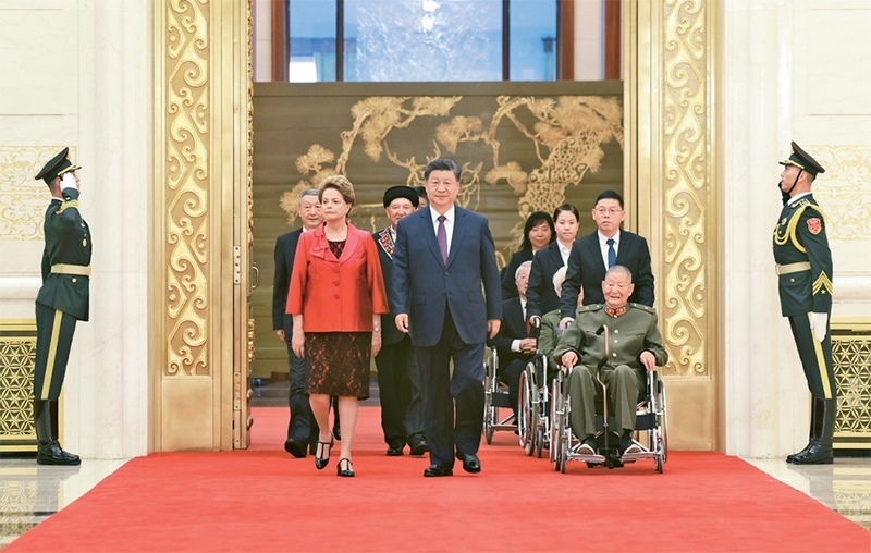 2024年9月29日，中華人民共和國國家勛章和國家榮譽稱號頒授儀式在北京人民大會堂金色大廳隆重舉行。中共中央總書記、國家主席、中央軍委主席習近平同國家勛章和國家榮譽稱號獲得者一同步入會場。 新華社記者 王曄/攝