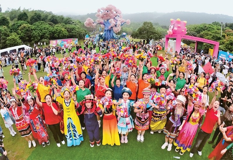 自2014年起，廣西持續(xù)舉辦“廣西三月三·八桂嘉年華”活動，各地民族民俗活動次第登臺，精彩紛呈，這個傳統(tǒng)民族節(jié)慶已演變?yōu)楦髯迦嗣窆蚕砉矘返墓?jié)日盛會和知名文化旅游品牌。圖為2024年4月11日在南寧市拍攝的活動主會場。 新華社記者 周華/攝