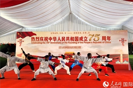 肯尼亞青年表演中國(guó)武術(shù)。人民網(wǎng)記者 黃煒鑫攝