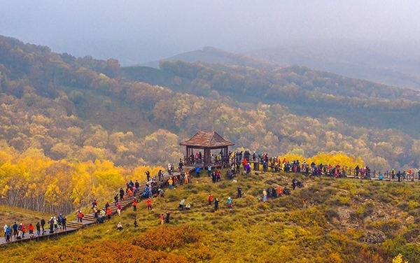 2024年9月27日，內(nèi)蒙古自治區(qū)赤峰市克什克騰旗烏蘭布統(tǒng)景區(qū)層林盡染，游人如織，風(fēng)光如畫。來源：人民圖片網(wǎng)