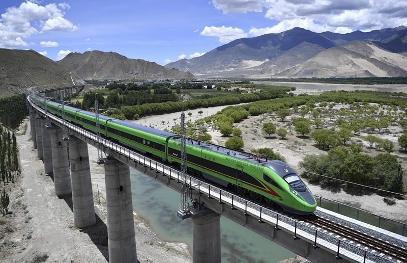 2022年6月22日，復興號列車行駛在西藏山南境內(nèi)。
