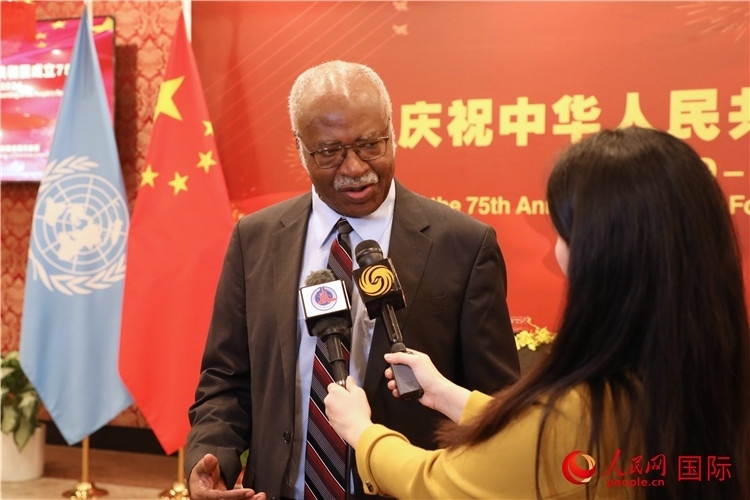 聯(lián)大主席菲勒蒙在招待會(huì)現(xiàn)場(chǎng)接受媒體采訪，他向中國(guó)政府和人民致以節(jié)日祝賀，表示中國(guó)的發(fā)展成就令人驚嘆。人民網(wǎng)記者 李志偉攝