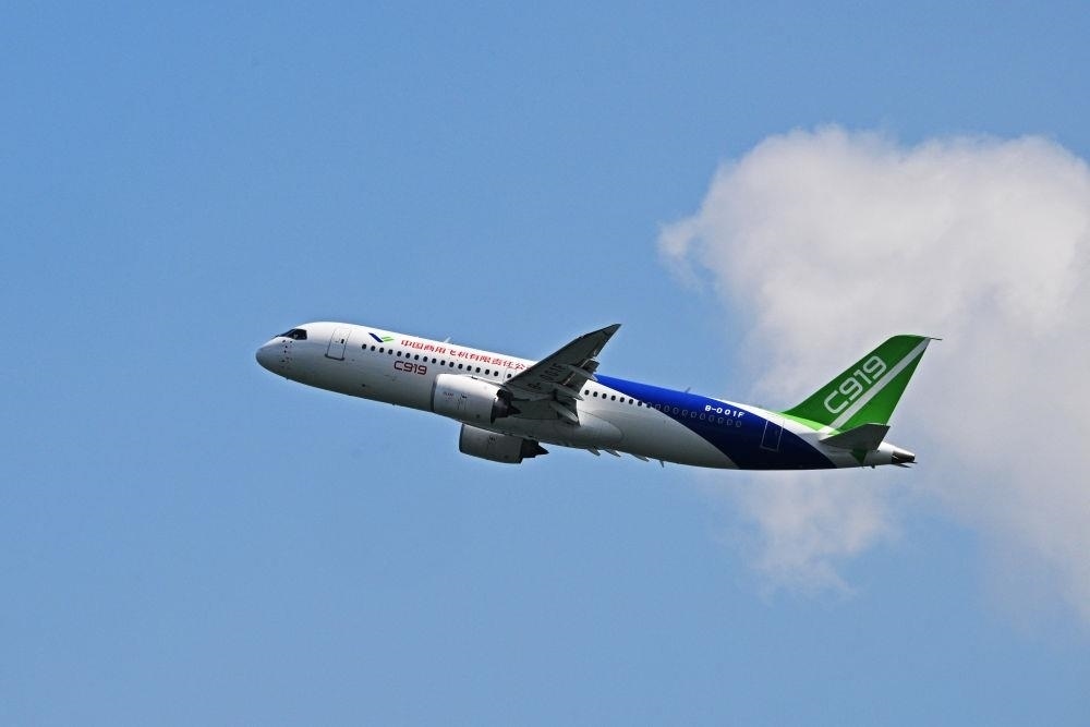 2024年2月18日，中國(guó)國(guó)產(chǎn)大型客機(jī)C919在新加坡航展開(kāi)幕前進(jìn)行預(yù)演飛行。