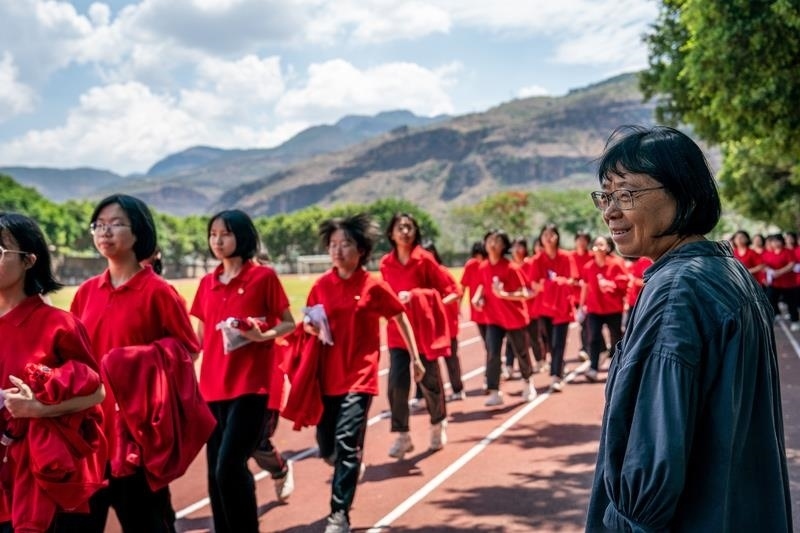 2024年6月7日，高考第一天，云南麗江華坪女高校長(zhǎng)張桂梅組織走出考場(chǎng)的學(xué)生準(zhǔn)備返回學(xué)校。