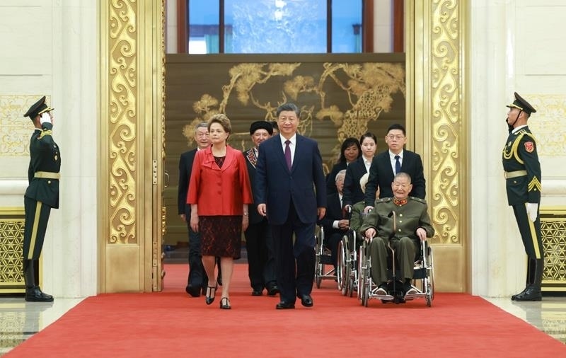 2024年9月29日，中華人民共和國(guó)國(guó)家勛章和國(guó)家榮譽(yù)稱號(hào)頒授儀式在北京人民大會(huì)堂金色大廳隆重舉行。習(xí)近平總書(shū)記同國(guó)家勛章和國(guó)家榮譽(yù)稱號(hào)獲得者一同步入會(huì)場(chǎng)。