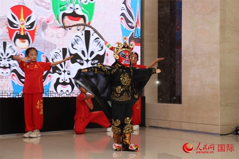 迪拜中國學(xué)校學(xué)生表演變臉。人民網(wǎng)記者任皓宇攝