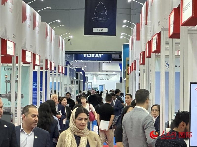 中國館前人頭攢動。人民網(wǎng)記者管克江攝