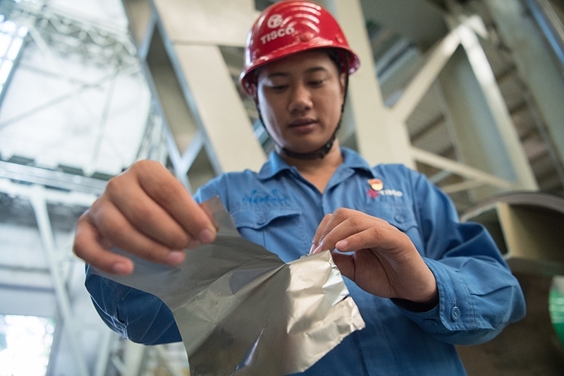 2018年8月8日，山西省太原市，太鋼不銹鋼精密帶鋼有限公司工作人員用手撕開不銹鋼。
