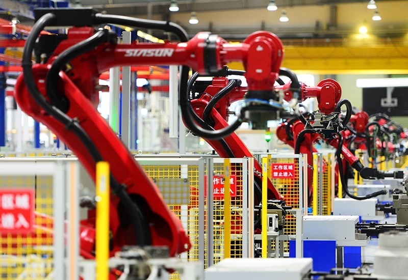 2019年11月22日，沈陽，一家數字化智能工廠內，名為SR210的機器人正在自主地抓取各種零部件，快速組裝稍小的工業(yè)機器人。