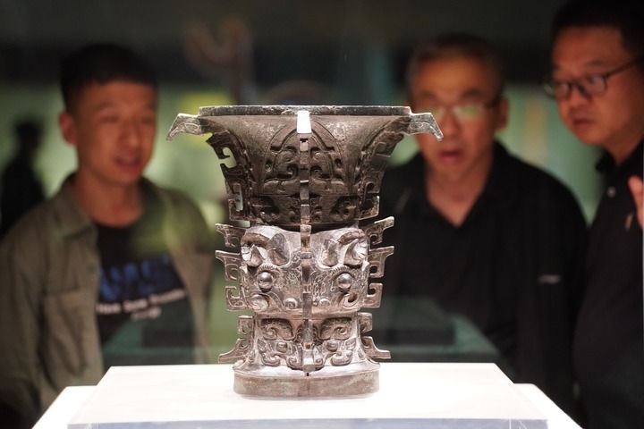 2024年5月9日，游客在陜西寶雞青銅器博物院內(nèi)參觀西周文物何尊。新華社記者 邵瑞 攝