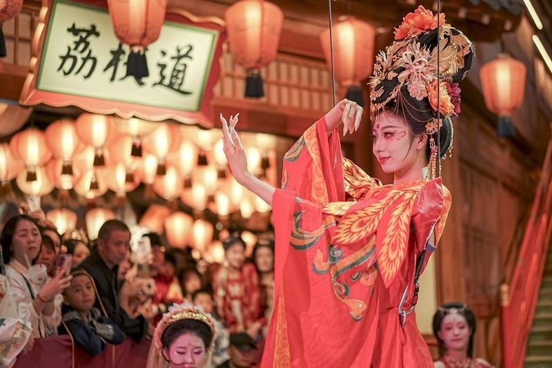 △2024年10月2日，陜西省西安市長(zhǎng)安十二時(shí)辰主題街區(qū)的“唐潮”系列沉浸式表演。