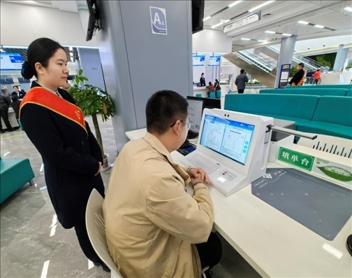 湖北省赤壁市市民在辦事人員的指導(dǎo)下填寫相關(guān)信息。圖片來源：人民網(wǎng)湖北頻道