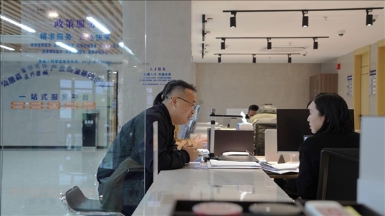浙江省臺州市辦事群眾在政務(wù)服務(wù)中心咨詢業(yè)務(wù)辦理相關(guān)問題。圖片來源：人民網(wǎng)浙江頻道