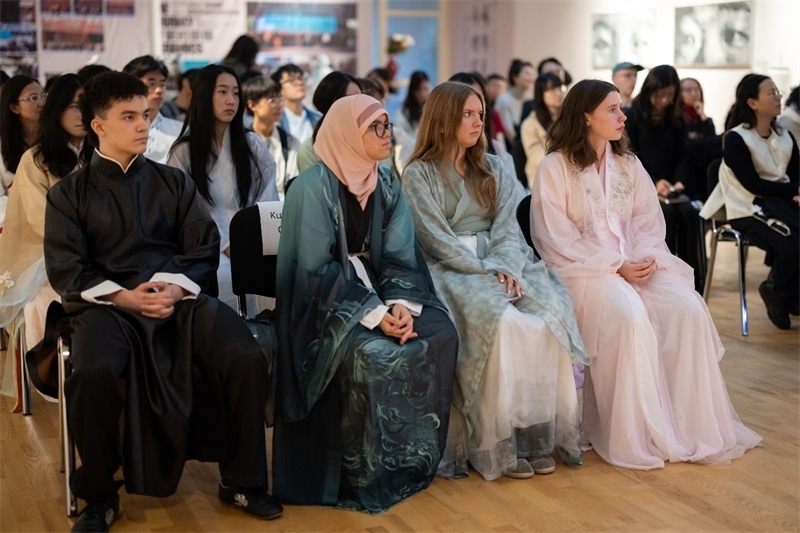 參加《時光流韻·中國戲劇藝術(shù)服飾展》的中國文化愛好者。 斯德哥爾摩中國文化中心供圖