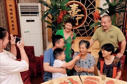 2019年9月13日，浙江南潯久安老年城餐廳， 84歲的沈?qū)W安老人（前右二）和前來看望她的親人歡聚