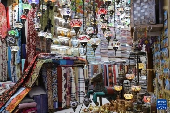 這是10月8日在阿曼首都馬斯喀特的穆特拉市集拍攝的一家店鋪。新華社記者 汪強(qiáng) 攝