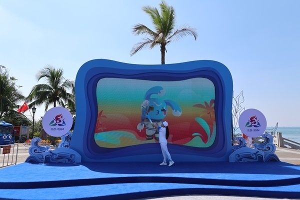 第12棒火炬手“點燃”現(xiàn)場大屏幕上運動會吉祥物“吉貝”手中的火炬。主辦方供圖