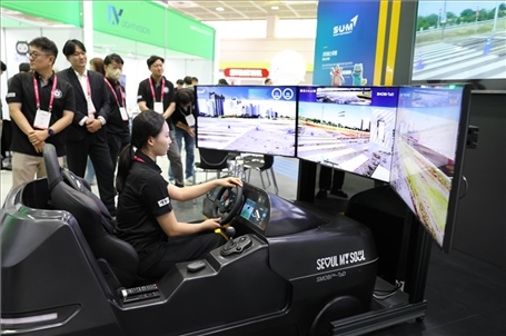 “智慧生活周”博覽會(huì)上展示的模擬駕駛系統(tǒng)。人民網(wǎng)記者 莽九晨攝