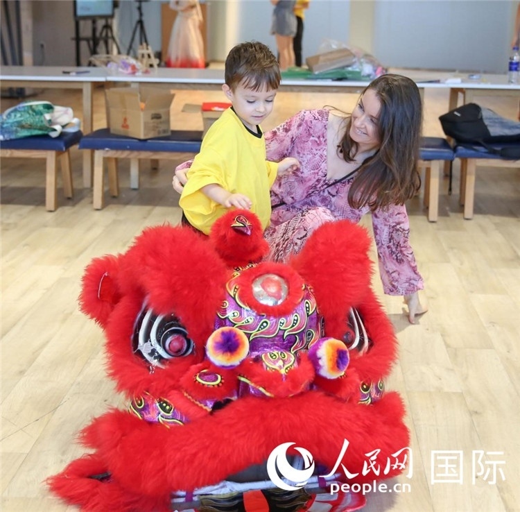 一名兒童在感受舞獅。人民網(wǎng)中東中心分社塔里克·易卜拉欣攝