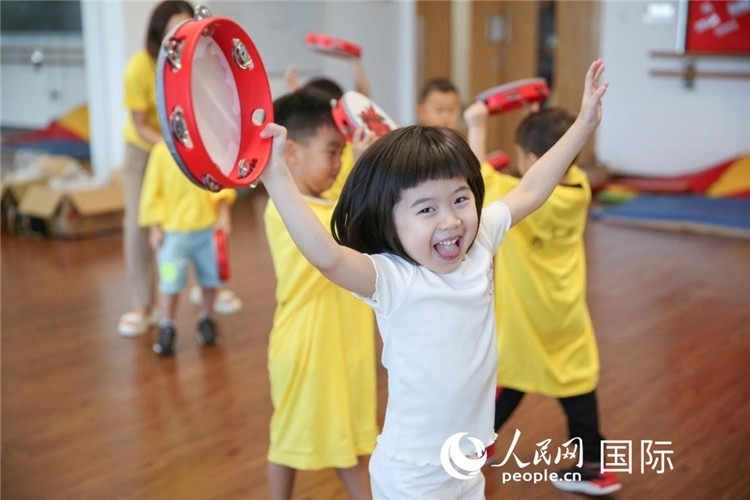 一名華裔兒童在參加音樂課程。人民網(wǎng)中東中心分社塔里克·易卜拉欣攝