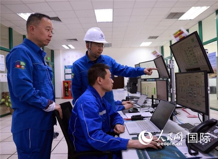工作人員在一體化終端中央控制室工作。人民網(wǎng)記者管克江攝