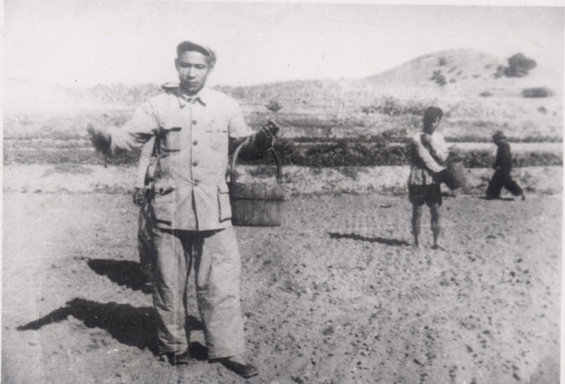 谷文昌（左）在田間與農(nóng)民一起勞動（資料照片）。