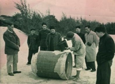 谷文昌（左一）與工程技術(shù)人員解決地下水供給（資料照片）。谷文昌帶領(lǐng)群眾修建了22座水庫和705處永久性水利工程，緩解了東山縣水資源極度缺乏的難題。