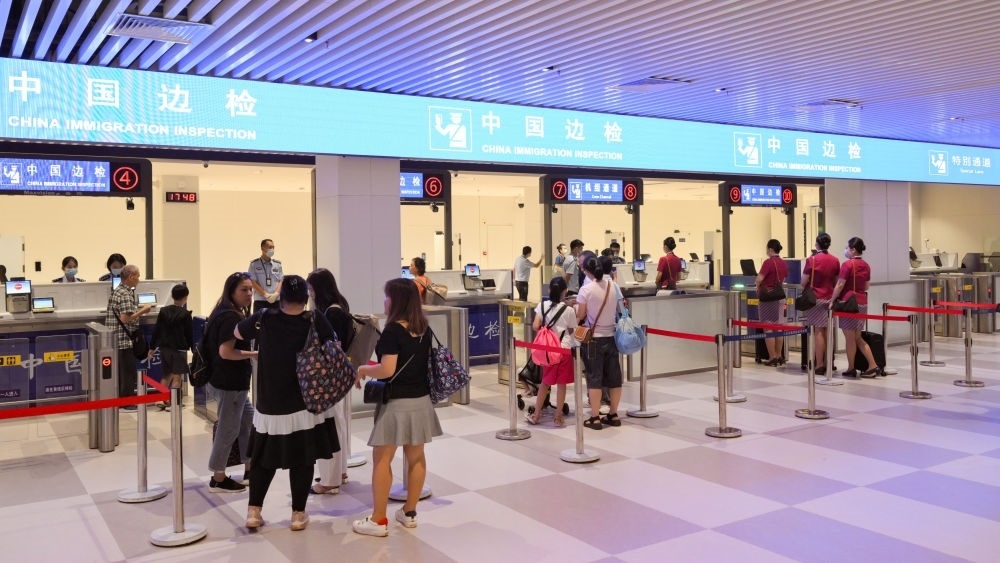 2023年7月26日，旅客在三亞鳳凰國(guó)際機(jī)場(chǎng)國(guó)際航站樓有序通關(guān)。三亞鳳凰國(guó)際機(jī)場(chǎng)國(guó)際航站樓改擴(kuò)建項(xiàng)目主體工程已于2023年7月1日完工并投入使用，該項(xiàng)目是海南自貿(mào)港首個(gè)主體工程完工并投入使用的封關(guān)運(yùn)作項(xiàng)目。《海南自由貿(mào)易港建設(shè)總體方案》明確，海南將在2025年前適時(shí)啟動(dòng)全島封關(guān)運(yùn)作。