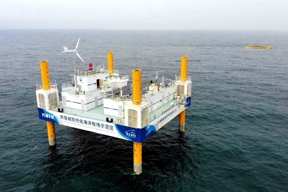 這是應(yīng)用5G技術(shù)的山東長(zhǎng)島綜合試驗(yàn)區(qū)南隍城國(guó)家級(jí)海洋牧場(chǎng)示范區(qū)海上平臺(tái)（2020年8月8日攝，無(wú)人機(jī)照片）。中國(guó)（山東）自由貿(mào)易試驗(yàn)區(qū)設(shè)立以來(lái)，一系列大膽試、大膽闖、自主改的政策逐步落實(shí)，制度創(chuàng)新打通堵點(diǎn)、釋放活力，成為深化對(duì)外開(kāi)放、發(fā)展海洋經(jīng)濟(jì)的重要抓手。