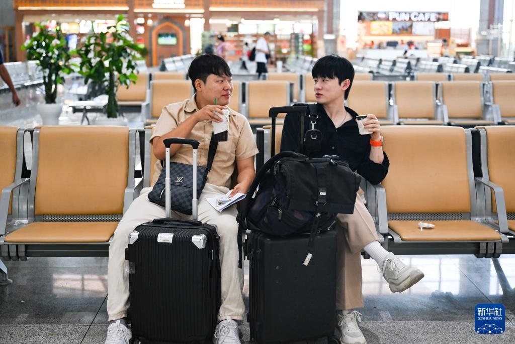 10月12日，在老撾萬象中老鐵路萬象站候車廳，兩名乘客在等候列車。新華社記者 程一恒 攝