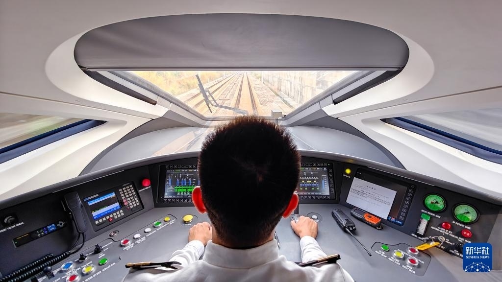 9月12日，司機駕駛高速動車組列車行駛在雅萬高鐵上（手機照片）。新華社記者 徐欽 攝