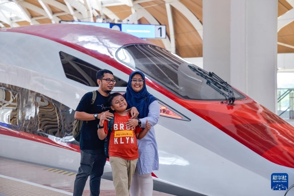 4月17日，在印度尼西亞雅加達哈利姆站站臺，乘客和雅萬高鐵高速動車組列車合影。新華社記者 徐欽 攝