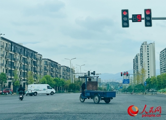 長(zhǎng)富大道與文化中心東路三岔路口車輛混行（9月19日拍攝）。人民網(wǎng)記者 帥筠攝