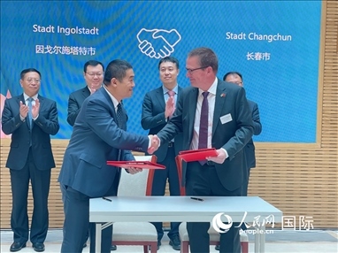 （10月16日，第十屆巴伐利亞中國日在慕尼黑舉行。圖為簽約儀式現(xiàn)場。人民網(wǎng)記者劉赫攝）