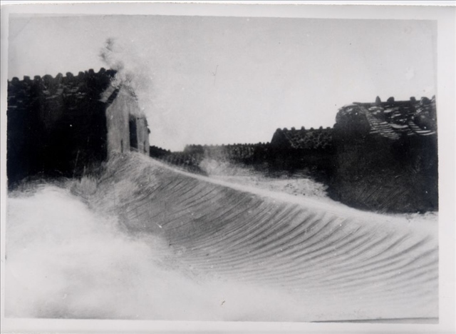 昔日的東山島風(fēng)沙掩埋部分村民村舍（資料照片）。