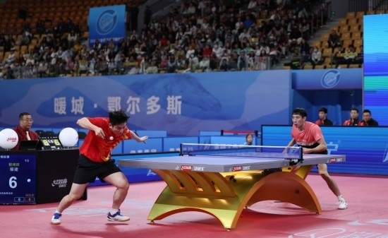 10月18日，上海隊(duì)選手樊振東（左）在單打比賽中發(fā)球。他3:2戰(zhàn)勝福建隊(duì)選手程靖淇。新華社記者 王楷焱 攝