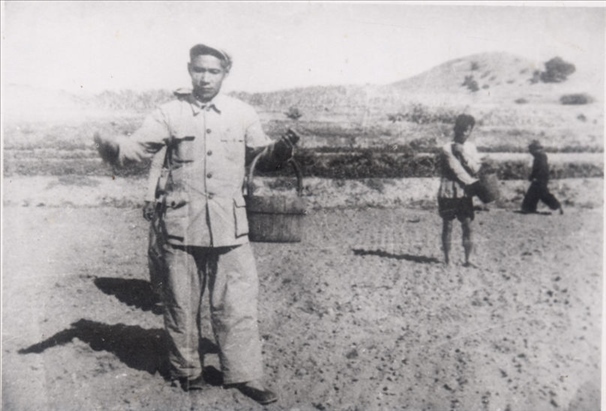 谷文昌（左）在田間與農(nóng)民一起勞動（資料照片）。