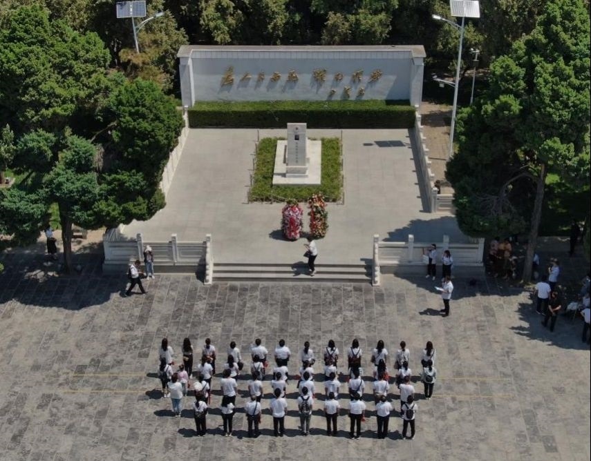 2021年6月24日，參觀者在位于河南省蘭考縣的焦裕祿紀(jì)念園瞻仰焦裕祿烈士墓（無人機(jī)照片）。新華社記者 李安 攝