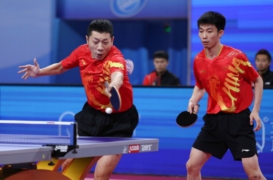 10月18日，上海隊(duì)組合許昕（左）/周愷在雙打比賽中。他們3:0戰(zhàn)勝福建隊(duì)組合曾蓓勛/陳俊菘。新華社記者 王楷焱 攝