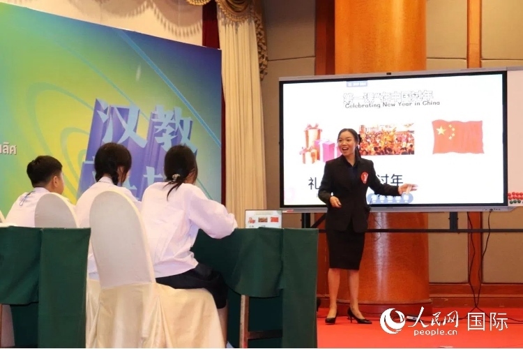 泰國本土中文教師參賽者現(xiàn)場授課。人民網(wǎng)實習生 姚欣可攝