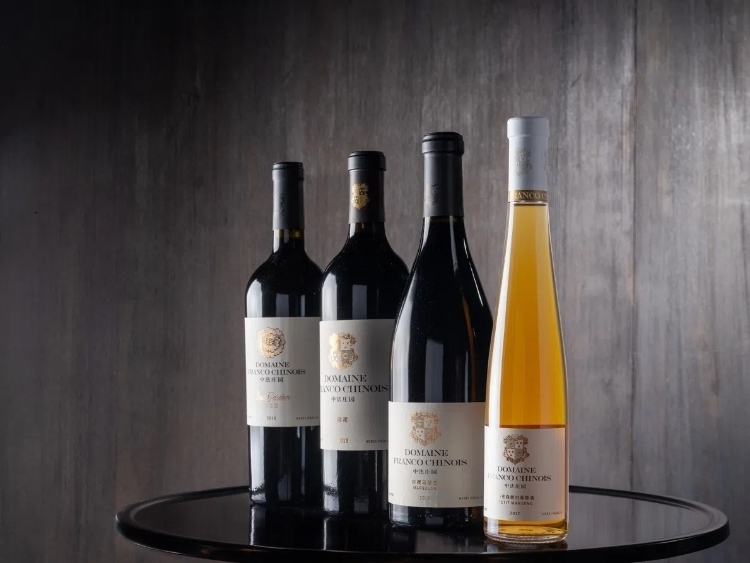 活動現場推介了懷來中法莊園珍藏馬瑟蘭干紅、小芒森甜白等優(yōu)質葡萄酒。主辦方供圖