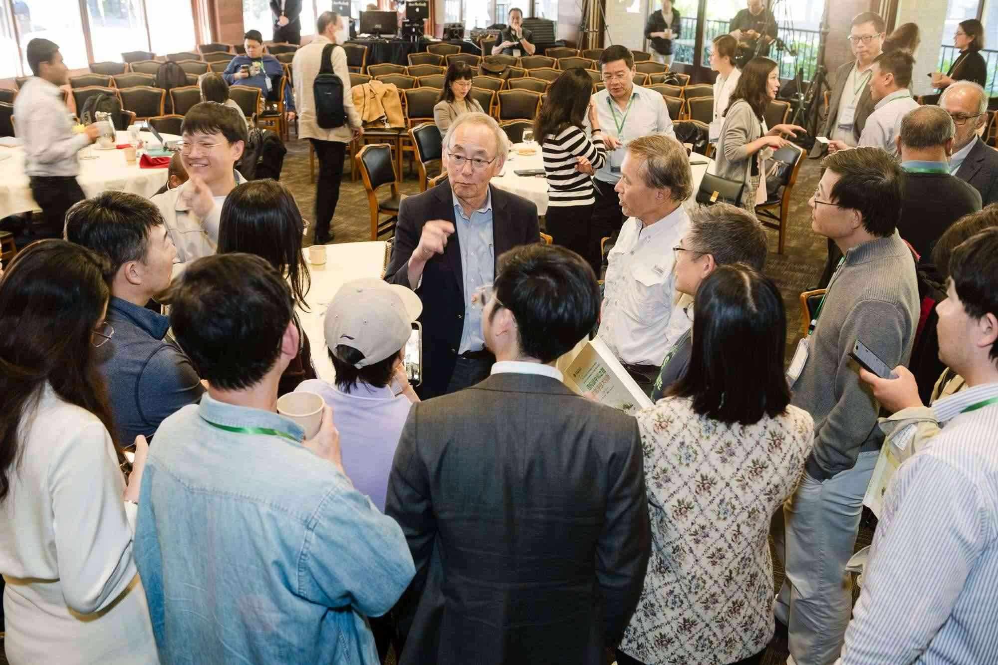 美國前能源部長、諾獎得主朱棣文教授在會場與參會者交流。馮超攝