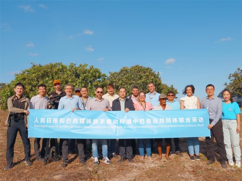 當地時間10月24日至25日，人民日報社攜手巴西主流媒體在巴西東北部北里奧格蘭德州開展聯合采訪，拉開了以“攜手推動構建中巴命運共同體”為主題的人民日報和巴西媒體聯合采訪序幕。圖為參加聯合采訪的中巴兩國記者與受益于中國企業(yè)扶貧項目的若昂卡馬拉市民眾合影。 人民日報和巴西媒體聯合采訪團供圖