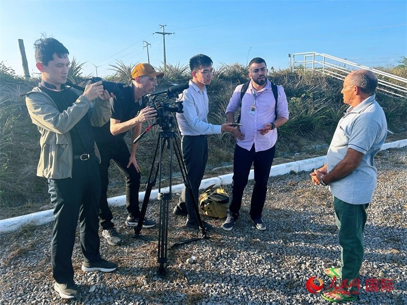 聯合采訪團正在采訪因苦咸水淡化項目受益的當地民眾。人民網記者 陳一鳴攝