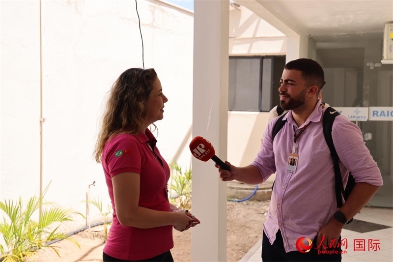 國網巴電文化中心負責人達尼埃拉·帕戈托接受參加聯合采訪團的巴西記者采訪。 人民網記者 時元皓攝