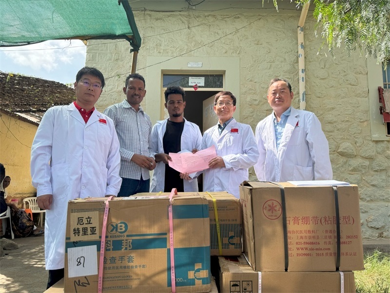 中國(guó)醫(yī)療隊(duì)向科倫醫(yī)院捐贈(zèng)藥品和醫(yī)療物資。中國(guó)第17批援厄立特里亞醫(yī)療隊(duì)供圖