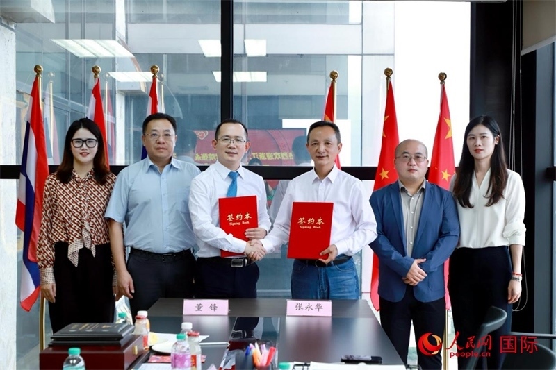 會(huì)談現(xiàn)場(chǎng)。左三為泰中僑商聯(lián)合會(huì)副主席董峰；右三為浙江大學(xué)光華法學(xué)院黨委書(shū)記張永華。人民網(wǎng)記者 簡(jiǎn)承淵攝