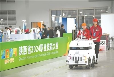 參賽選手在陜西省2024職業(yè)技能大賽新能源汽車智能化技術(shù)賽項(xiàng)比賽中。新華社記者 張博文攝